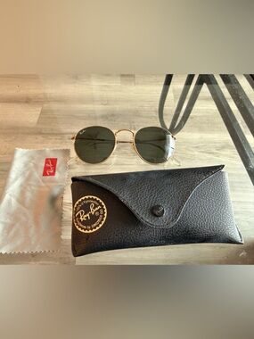 Ray-Ban Men’s Black Leather Case with Gold-Frame Round Sunglasses